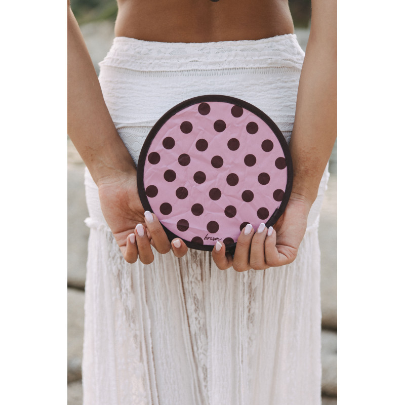 Abanico Cherry Dots 2026 | Diseño con polka dots marrones y fondo rosa elegante | Brisaconcept