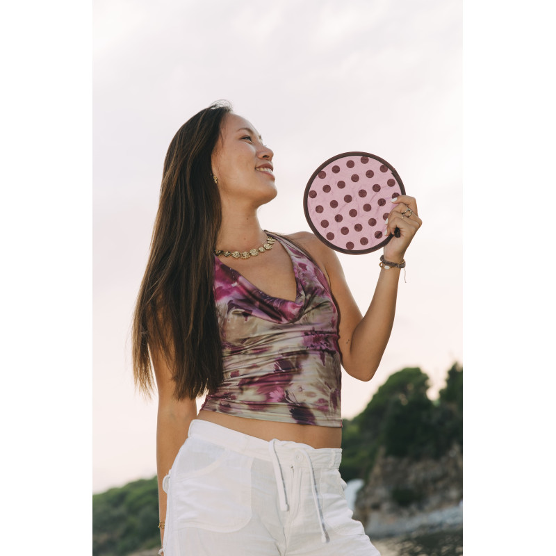 Abanico Cherry Dots 2026 | Diseño con polka dots marrones y fondo rosa elegante | Brisaconcept